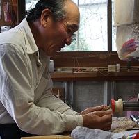 江戸独楽職人の太田さんの画像