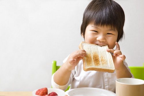 幼児の食事のイメージ画像