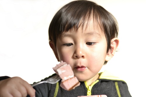 ケーキを食べる子供のイメージ画像