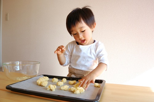 料理のお手伝いをする子供のイメージ画像